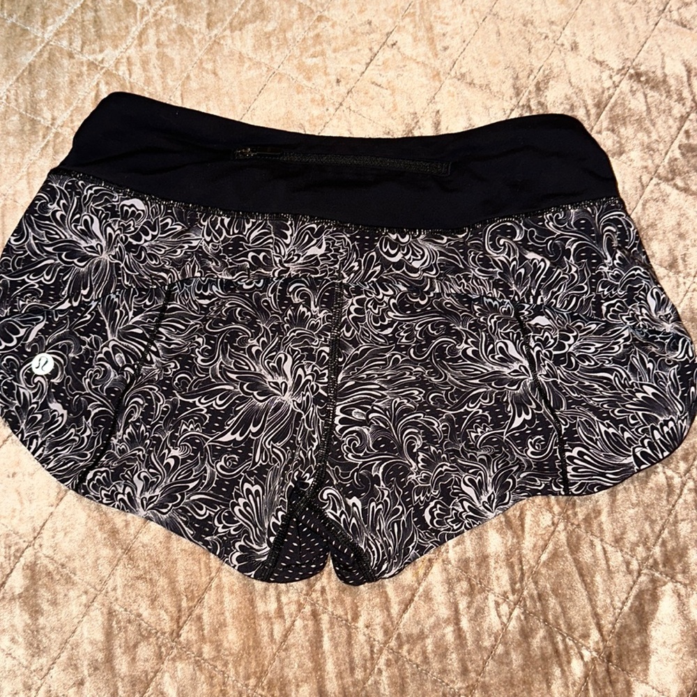 Size 2 lululemon speed up short 2.5”